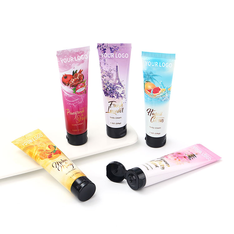 Te învață cum să folosești corect crema de mână